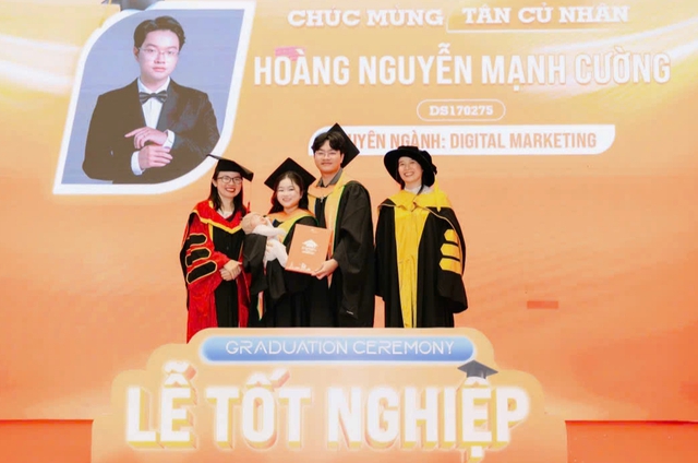 Đôi vợ chồng bế con lên sân khấu nhận bằng tốt nghiệp 'gây sốt' mạng