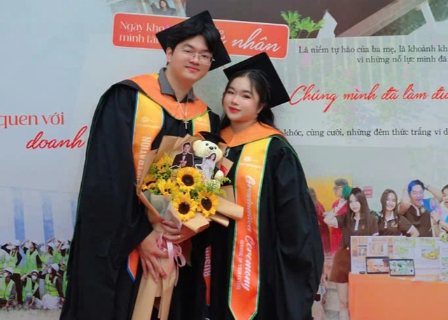 Cặp đôi bế con lên sân khấu nhận bằng tốt nghiệp gây sốt mạng - Ảnh 2.