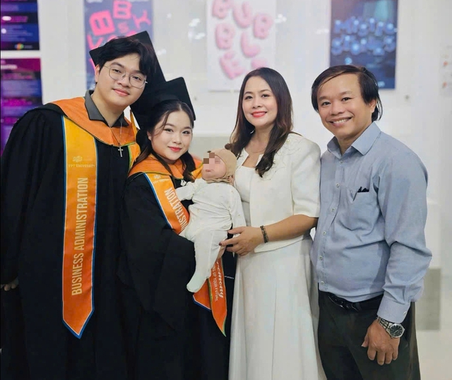 Cặp đôi bế con lên sân khấu nhận bằng tốt nghiệp gây sốt mạng - Ảnh 3.