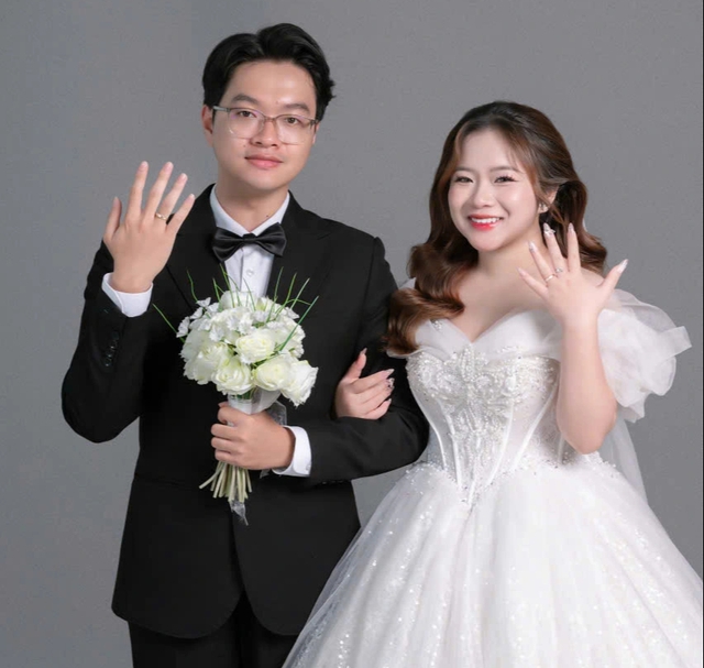 Cặp đôi bế con lên sân khấu nhận bằng tốt nghiệp gây sốt mạng - Ảnh 4.