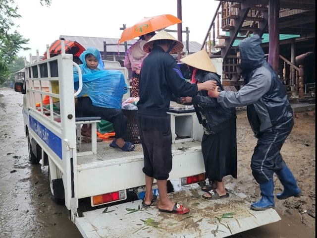 Di dời khẩn cấp 207 hộ dân khỏi vùng nguy hiểm do nước sông Ba dâng cao - Ảnh 1. Di dời khẩn cấp 207 hộ dân khỏi vùng nguy hiểm do nước sông Ba dâng cao - Ảnh 1.