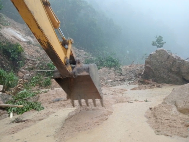 Giải cứu 11 người và nhiều xe mắc kẹt 2 ngày do sạt lở đèo Khánh Lê- Ảnh 4. Giải cứu 11 người và nhiều xe mắc kẹt 2 ngày do sạt lở đèo Khánh Lê- Ảnh 4.