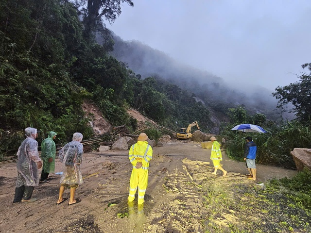 Giải cứu 11 người và nhiều xe mắc kẹt 2 ngày do sạt lở đèo Khánh Lê- Ảnh 1. Giải cứu 11 người và nhiều xe mắc kẹt 2 ngày do sạt lở đèo Khánh Lê- Ảnh 1.