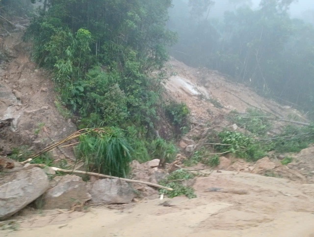 Giải cứu 11 người và nhiều xe mắc kẹt 2 ngày do sạt lở đèo Khánh Lê- Ảnh 5. Giải cứu 11 người và nhiều xe mắc kẹt 2 ngày do sạt lở đèo Khánh Lê- Ảnh 5.