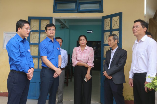 Cô giáo vùng lũ TP.Huế xúc động nhận quà từ anh Bùi Quang Huy- Ảnh 2. Cô giáo vùng lũ TP.Huế xúc động nhận quà từ anh Bùi Quang Huy- Ảnh 2.