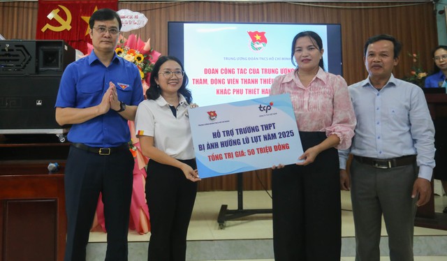 Cô giáo vùng lũ TP.Huế xúc động nhận quà từ anh Bùi Quang Huy- Ảnh 5. Cô giáo vùng lũ TP.Huế xúc động nhận quà từ anh Bùi Quang Huy- Ảnh 5.