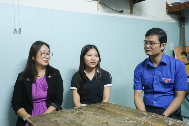 Cô giáo vùng lũ TP.Huế xúc động nhận quà từ anh Bùi Quang Huy- Ảnh 6. Cô giáo vùng lũ TP.Huế xúc động nhận quà từ anh Bùi Quang Huy- Ảnh 6.