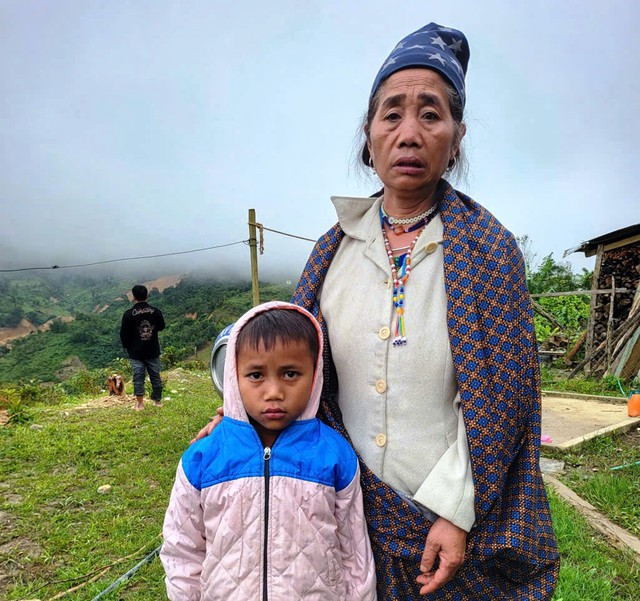 Nghẹn l&ograve;ng hai em b&eacute; mồ c&ocirc;i sau vụ sạt lở n&uacute;i - Ảnh 2.