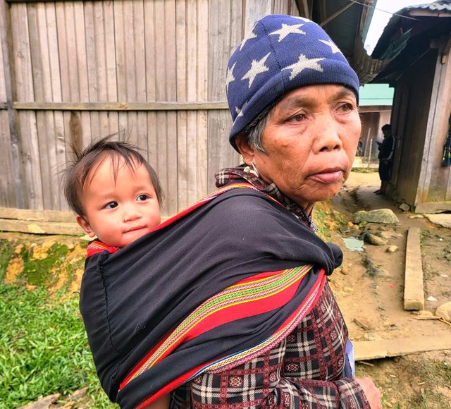 Nghẹn l&ograve;ng hai em b&eacute; mồ c&ocirc;i sau vụ sạt lở n&uacute;i - Ảnh 3.