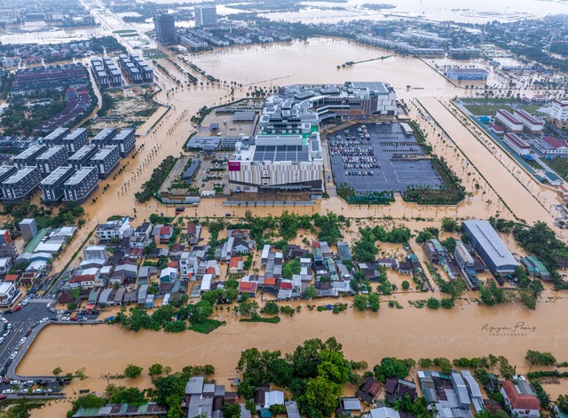 Ảnh Aeon Mall Huế nổi bật giữa nước lũ được báo Nhật đăng tải - Ảnh 2.