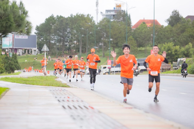 5.000 VĐV vượt mưa lạnh chinh phục giải marathon Li&ecirc;n Minh Group mở rộng 2025- Ảnh 1.
