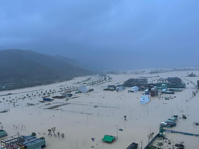 Quy Nhơn ngập lụt: Người nghèo sẽ được hỗ trợ tiền thế nào?- Ảnh 1. Quy Nhơn ngập lụt: Người nghèo sẽ được hỗ trợ tiền thế nào?- Ảnh 1.