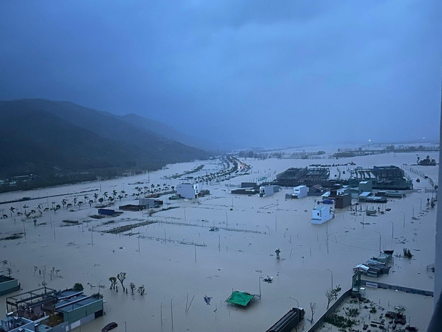 Powódź w Quy Nhon. Ludzie nie śpią całą noc, aby uciec przed powodzią - zdjęcie 1.