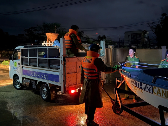 Powódź w Quy Nhon. Ludzie nie śpią całą noc, aby uciec przed powodzią - zdjęcie 5.