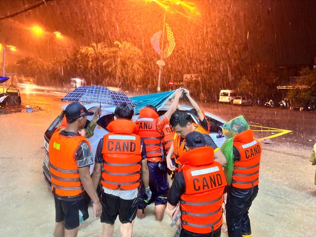 Powódź w Quy Nhon. Ludzie nie śpią całą noc, aby uciec przed powodzią - zdjęcie 6.