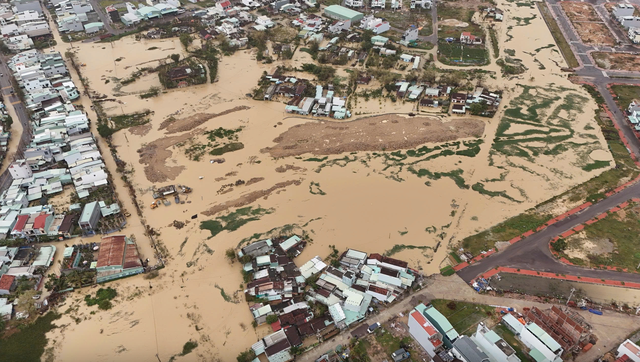 Miền Trung rét đậm kèm theo mưa lớn, Huế còn 17 độ C
- Ảnh 2. Miền Trung rét đậm kèm theo mưa lớn, Huế còn 17 độ C
- Ảnh 2.