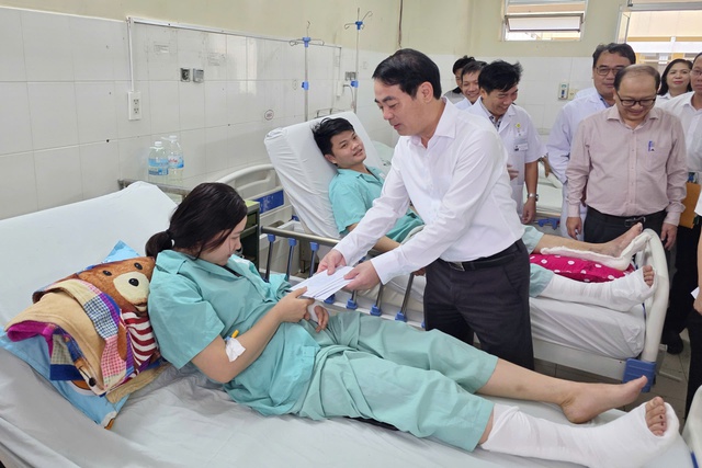 Khánh Hòa sạt lở, ngập lụt khắp nơi, Bí thư Tỉnh ủy triệu tập họp khẩn- Ảnh 3. Khánh Hòa sạt lở, ngập lụt khắp nơi, Bí thư Tỉnh ủy triệu tập họp khẩn- Ảnh 3.