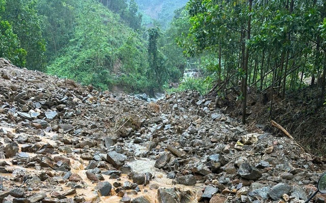 Lũ các sông ở Quảng Ngãi lên nhanh, cảnh báo lũ quét và sạt lở - Ảnh 4.