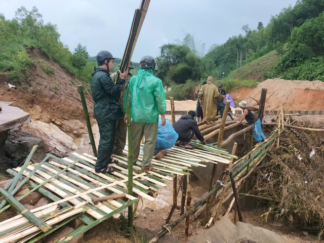 Lũ các sông ở Quảng Ngãi lên nhanh, cảnh báo lũ quét và sạt lở - Ảnh 5.