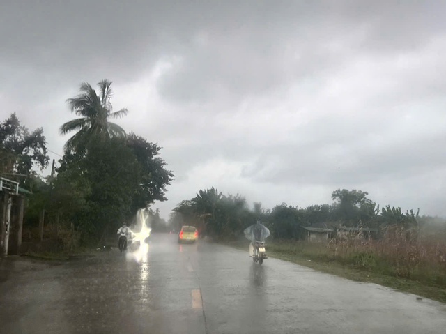 Lũ các sông ở Quảng Ngãi lên nhanh, cảnh báo lũ quét và sạt lở - Ảnh 1.