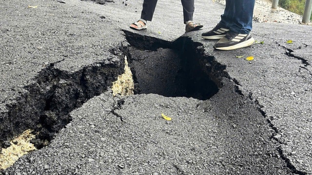 Quảng Ngãi: QL24 xuất hiện nhiều điểm sạt lở, giao thông ách tắc - Ảnh 3.