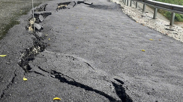 Quảng Ngãi: QL24 xuất hiện nhiều điểm sạt lở, giao thông ách tắc - Ảnh 2.