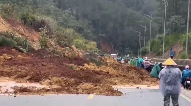 Quảng Ngãi: QL24 xuất hiện nhiều điểm sạt lở, giao thông ách tắc - Ảnh 1.