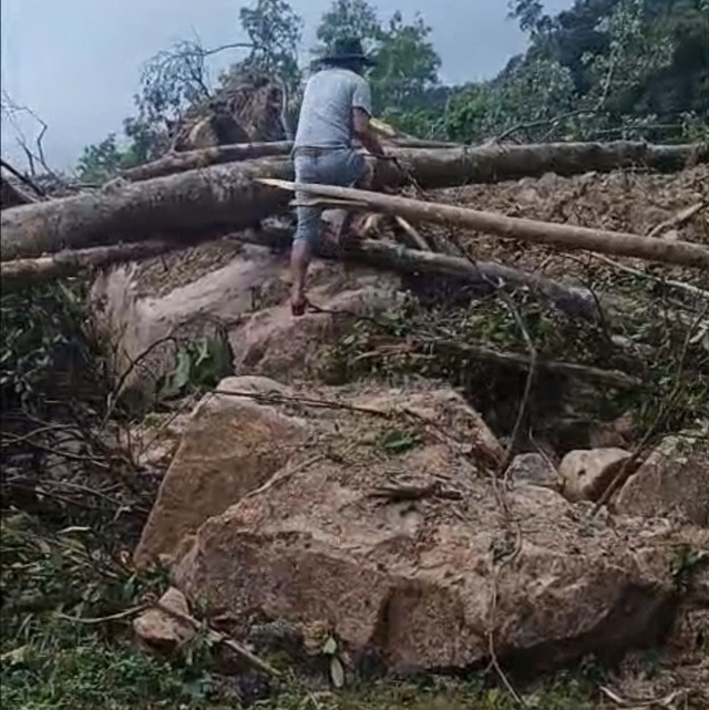 Sạt lở đèo Khánh Lê: Xe tải chở hoa Đà Lạt mắc kẹt 2 ngày, nhà xe cầu cứu- Ảnh 3.