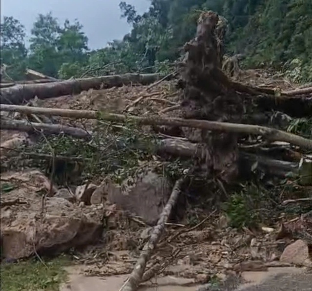 Sạt lở đèo Khánh Lê: Xe tải chở hoa Đà Lạt mắc kẹt 2 ngày, nhà xe cầu cứu- Ảnh 4.