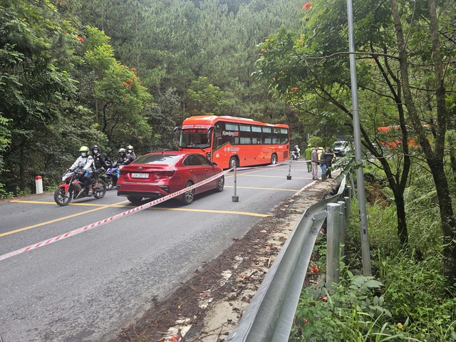 Các đèo Mimosa, Prenn và D'Ran sạt lở, đường lên Đà Lạt thêm khó khăn - Ảnh 2.