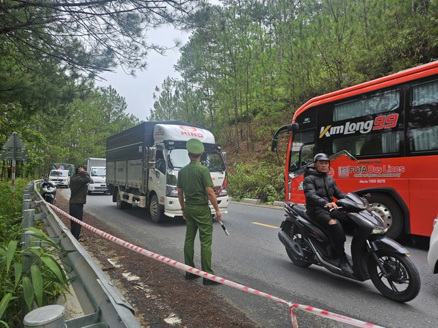 Sạt lở đèo Mimosa và Prenn Đà Lạt gây ảnh hưởng đến giao thông và dân sinh - Ảnh 1. Sạt lở đèo Mimosa và Prenn Đà Lạt gây ảnh hưởng đến giao thông và dân sinh - Ảnh 1.