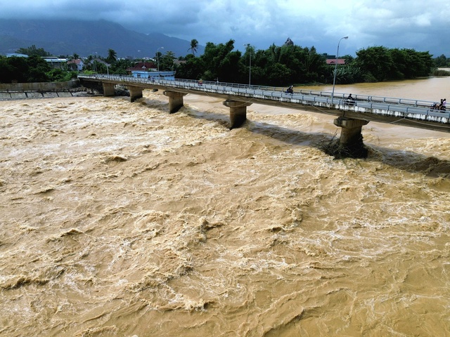 Tân Chủ tịch UBND tỉnh Khánh Hòa yêu cầu huy động tối đa nhân lực cứu dân - Ảnh 3.