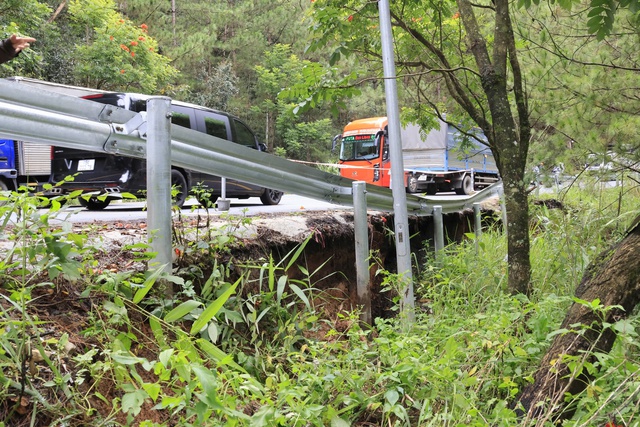 Cấm xe tải trên 15 tấn lưu thông qua đèo Mimosa do sạt lở - Ảnh 1.