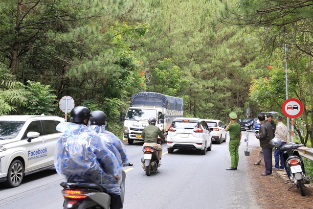 Cấm xe tải trên 15 tấn lưu thông qua đèo Mimosa do sạt lở - Ảnh 2.