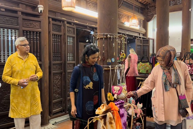 Nhiều nghệ nhân quốc tế tham quan làng nghề dệt lụa Vạn Phúc - Ảnh 1.