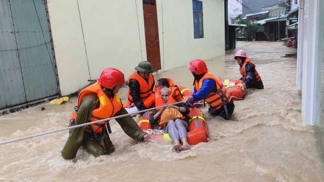 Gia Lai, Đắk Lắk, Khánh Hòa khẩn cấp chống lũ lịch sử - Ảnh 1.