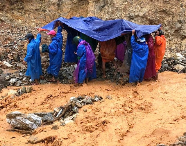 Đ&agrave; Nẵng: Xuy&ecirc;n đ&ecirc;m vượt qu&atilde;ng đường sạt lở đưa thai phụ đi sinh - Ảnh 3.