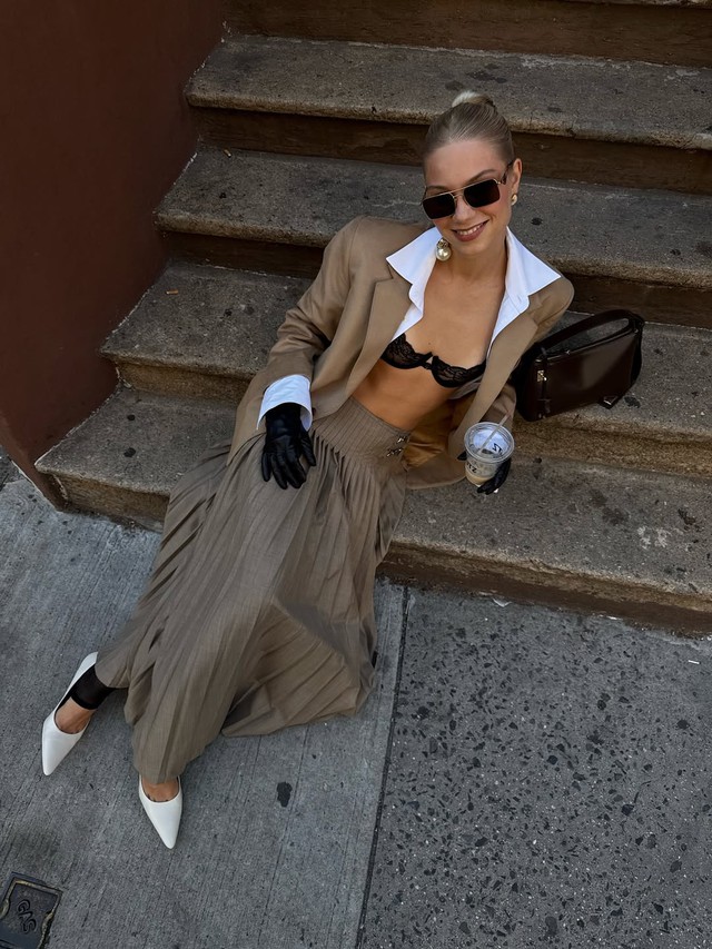 Áo khoác và váy, 'lệch tông' nhưng tạo chuẩn mốt mới  - Ảnh 1.