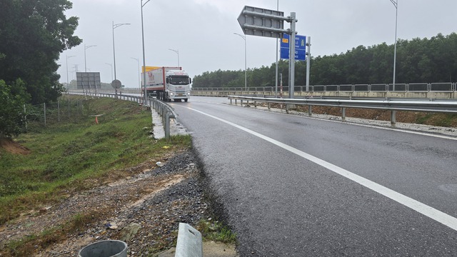 Thực hư việc người dân tháo rào để bò đi vào cao tốc Vạn Ninh - Cam Lộ- Ảnh 1.