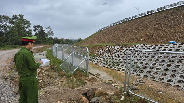 Thực hư việc người dân tháo rào để bò đi vào cao tốc Vạn Ninh - Cam Lộ- Ảnh 3.