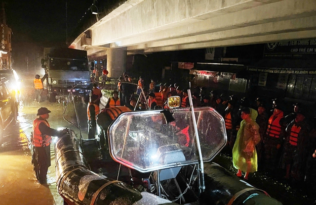 Kh&aacute;nh H&ograve;a huy động nhiều lực lượng ứng cứu người d&acirc;n trong đ&ecirc;m- Ảnh 2.