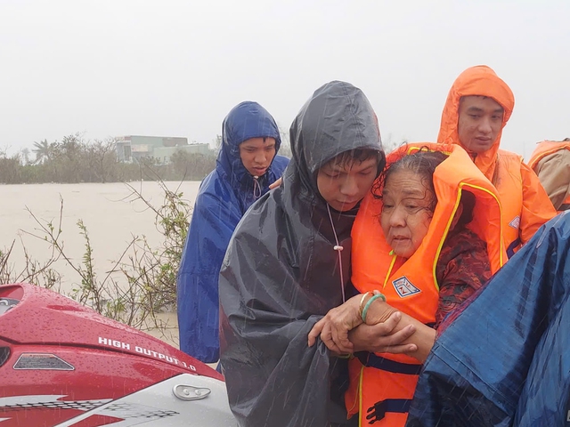 Gia Lai, Đắk Lắk, Khánh Hòa khẩn cấp chống lũ lịch sử - Ảnh 10.
