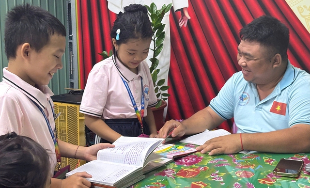 'Thầy giáo' và lớp học tình thương- Ảnh 1. 'Thầy giáo' và lớp học tình thương- Ảnh 1.