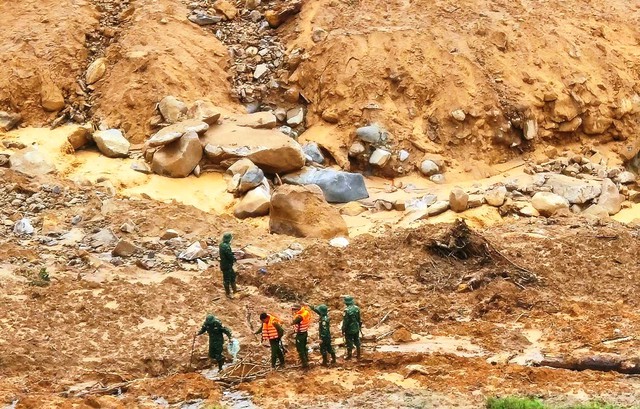 Sạt lở 'bủa vây' vùng cao TP.Đà Nẵng: Núi liên tục phát ra tiếng nổ lớn