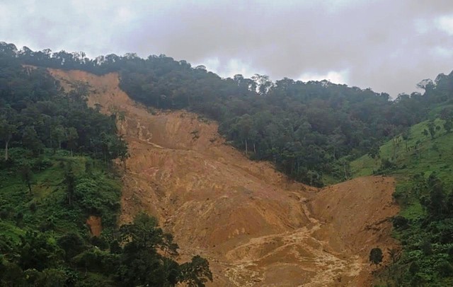 Sạt lở 'bủa vây' vùng cao TP.Đà Nẵng: Núi liên tục phát ra tiếng nổ lớn- Ảnh 2.