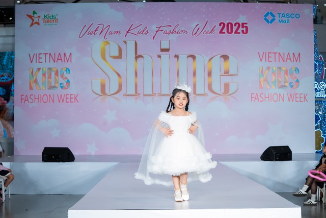 Vietnam Kids Fashion Week mùa 8 - nơi các tài năng nhí tỏa sáng Vietnam Kids Fashion Week mùa 8 - nơi các tài năng nhí tỏa sáng- Ảnh 7.