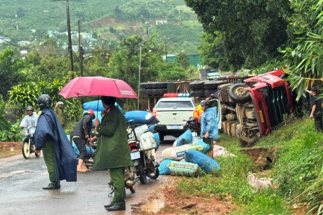 Xe container lật đè ô tô con làm 5 người bị thương - Ảnh 2.