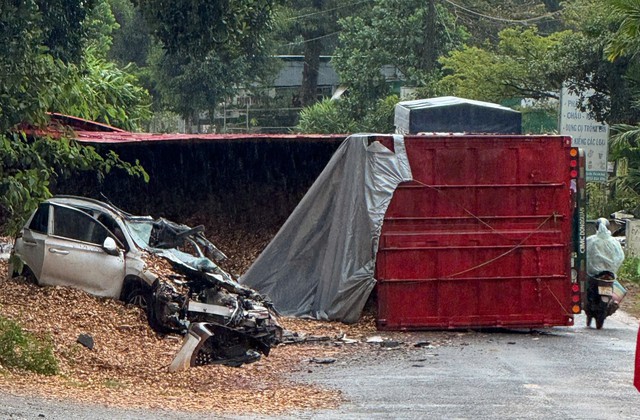 Xe container lật đè ô tô con làm 5 người bị thương - Ảnh 1.