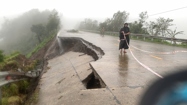 Huy động mọi nguồn lực cứu dân vùng lũ Đắk Lắk - Ảnh 3.