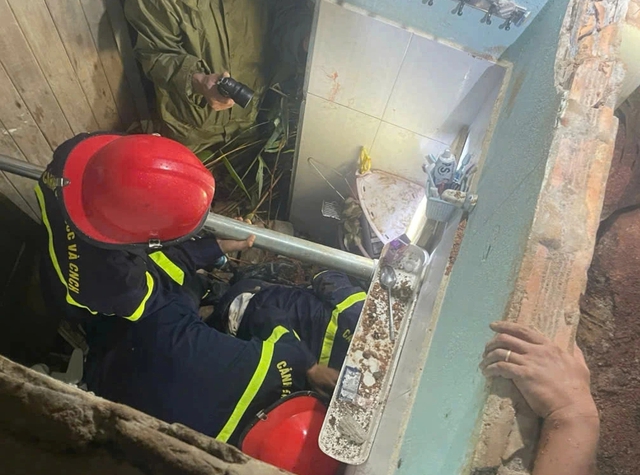 Giải cứu bé gái 8 tuổi trong vụ sạt lở tại Đà Lạt thành công vang dội - Ảnh 1. Giải cứu bé gái 8 tuổi trong vụ sạt lở tại Đà Lạt thành công vang dội - Ảnh 1.